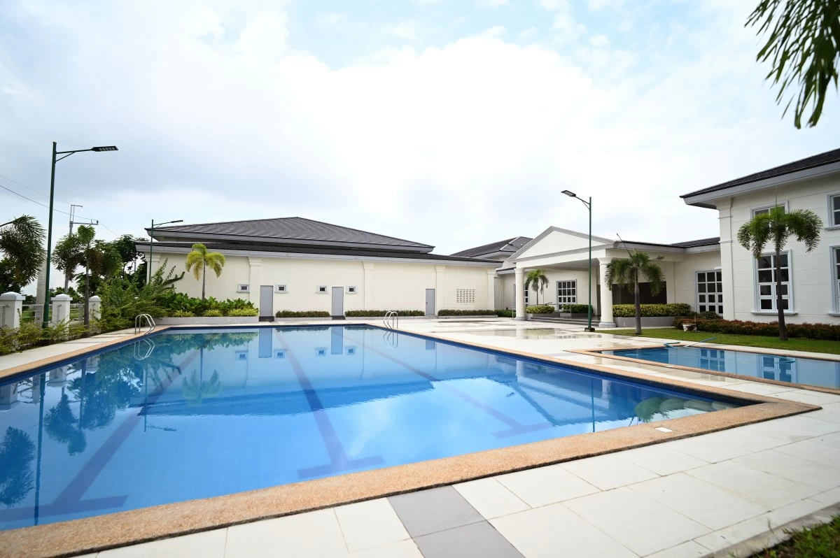 The community has two premium clubhouses one each for its Marikina and Quezon City sides. Its clubhouse at Marikina side is now fully operational.
