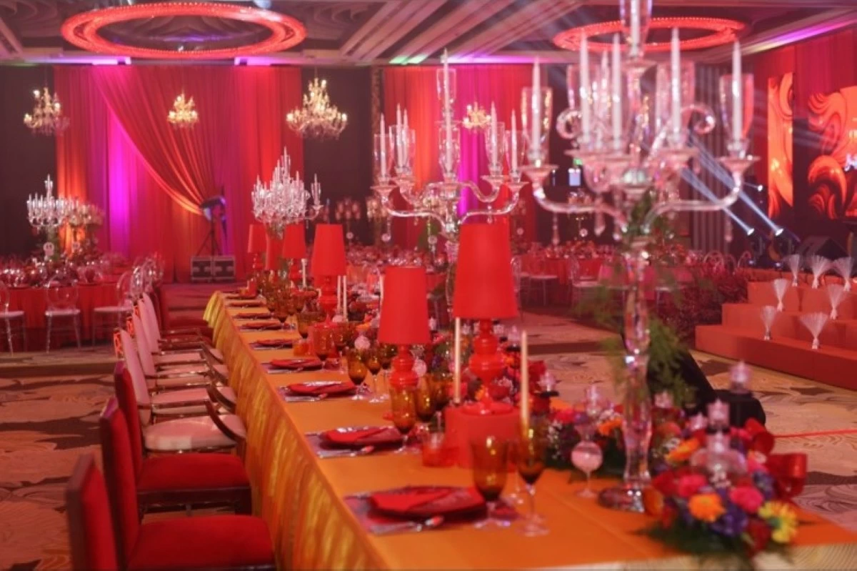 Elegant setting for elegant dinner at the Manila Hotel’s Fiesta Pavilion