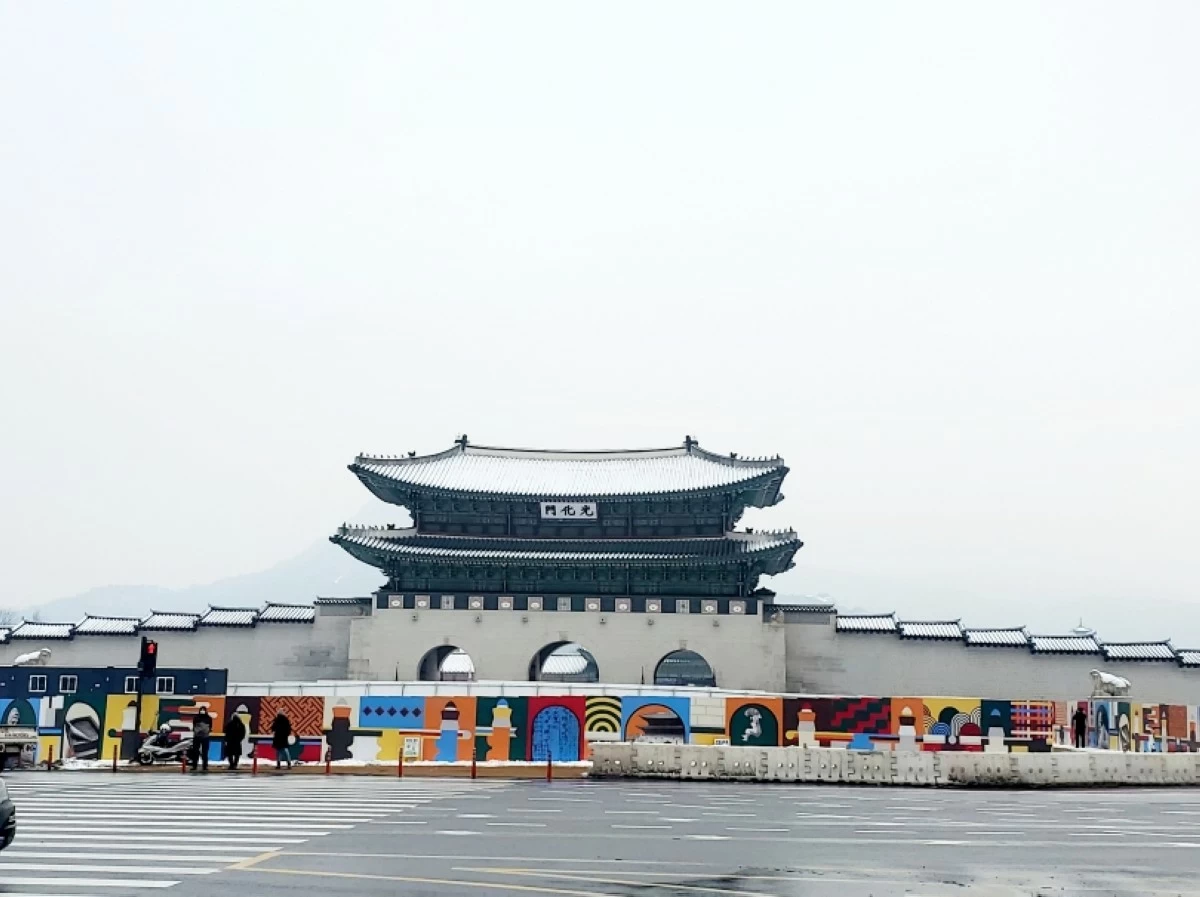 Gyeongbokgung Palace across the Gwanghwamun Square in Seoul (Jonathan Hicap)