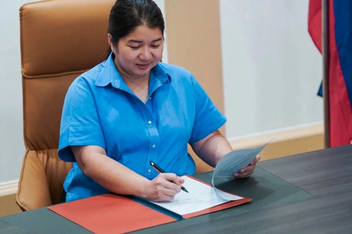 Marikina Mayor Maan Teodoro signs, on Monday, Jan. 19, 2026 an ordinance granting 100% tax relief to sari-sari stores and carinderias for tax year 2026, as well as full amnesty on interests and surcharges for delinquent real property taxpayers. Witness to the signing is City Administrator Mark Castro. (Photos from Mayor Maan Facebook page) 