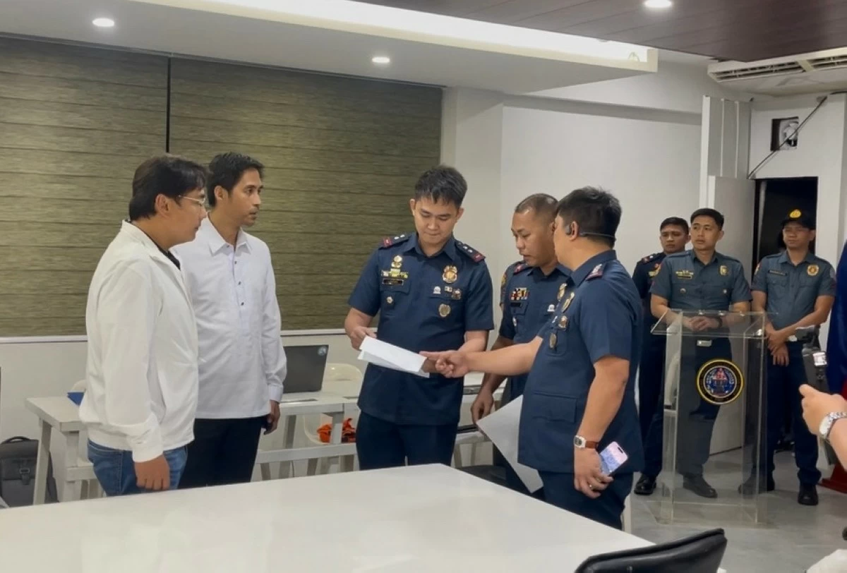 Former senator Bong Revilla prepares to undergo the booking procedures after his surrender at the Philippine National Police headquarters at Camp Crame in Quezon City. (contributed photo)