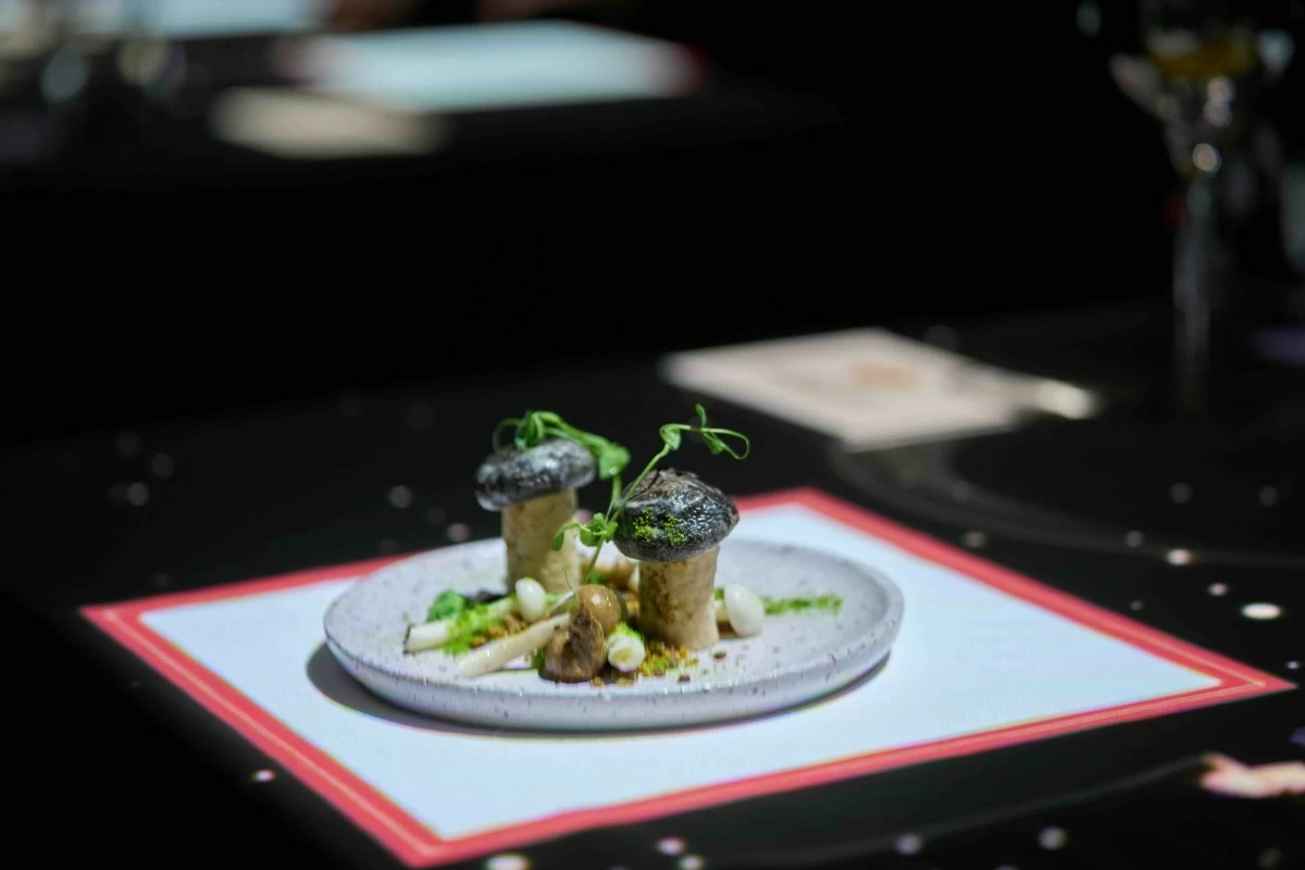 FOREST BEGINNING Forest and porcini mushroom pâté layered with hazelnut soil, fig, lemon, pistachio, and Manuka honey, setting an earthy opening note for the evening.