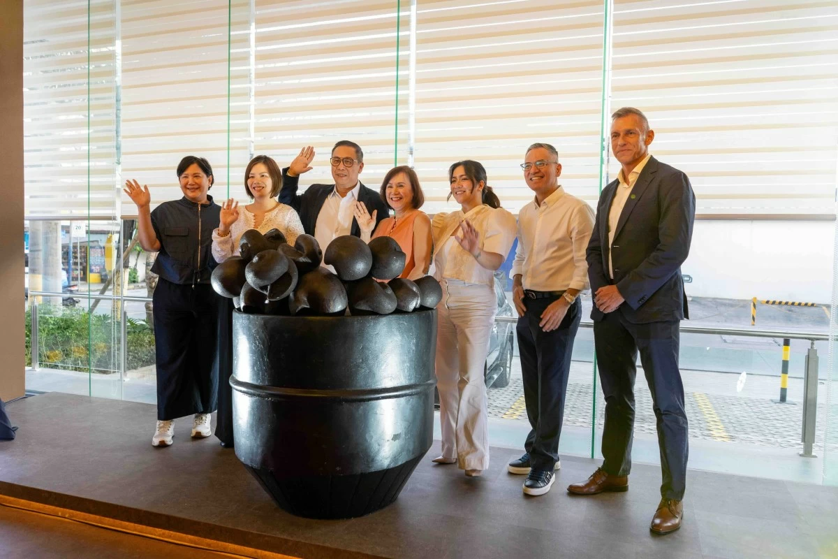 LEADERS GATHER
VIP Night group shot at the opening of Siklab Kamagong with executives and guests.
From left: Guia Abuel, chief operating officer of The Bistro Group; Patricia Lim, board director, Inoza Business Holdings Inc.; Edwin Go Chen, chairman of the board, The Bistro Group; Debbie Chung, board director, Inoza Business Holdings Inc.; Angeline Quinto; Jean Paul Manuud, president, The Bistro Group; and Tim Johanessen, lead operating director for the board, The Bistro Group.