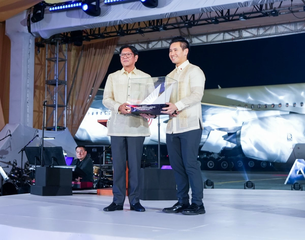 PAL Holdings President Lucio Tan III presents a token of appreciation to President Ferdinand Marcos Jr. following the debut of the airline’s new flagship aircraft.