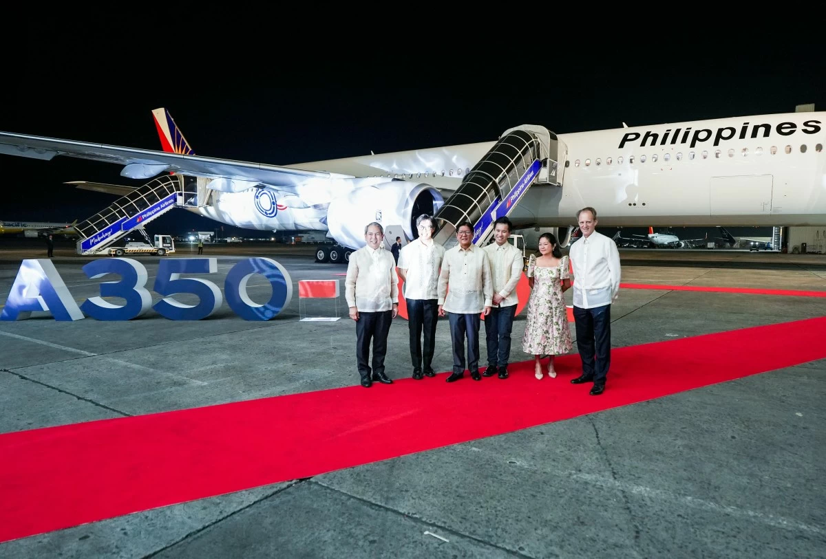 President Ferdinand Marcos Jr. and First Lady Louise Araneta-Marcos join PAL Holdings Inc. President Lucio Tan III and the airline’s executives; behind them stands the new Airbus A350-1000.