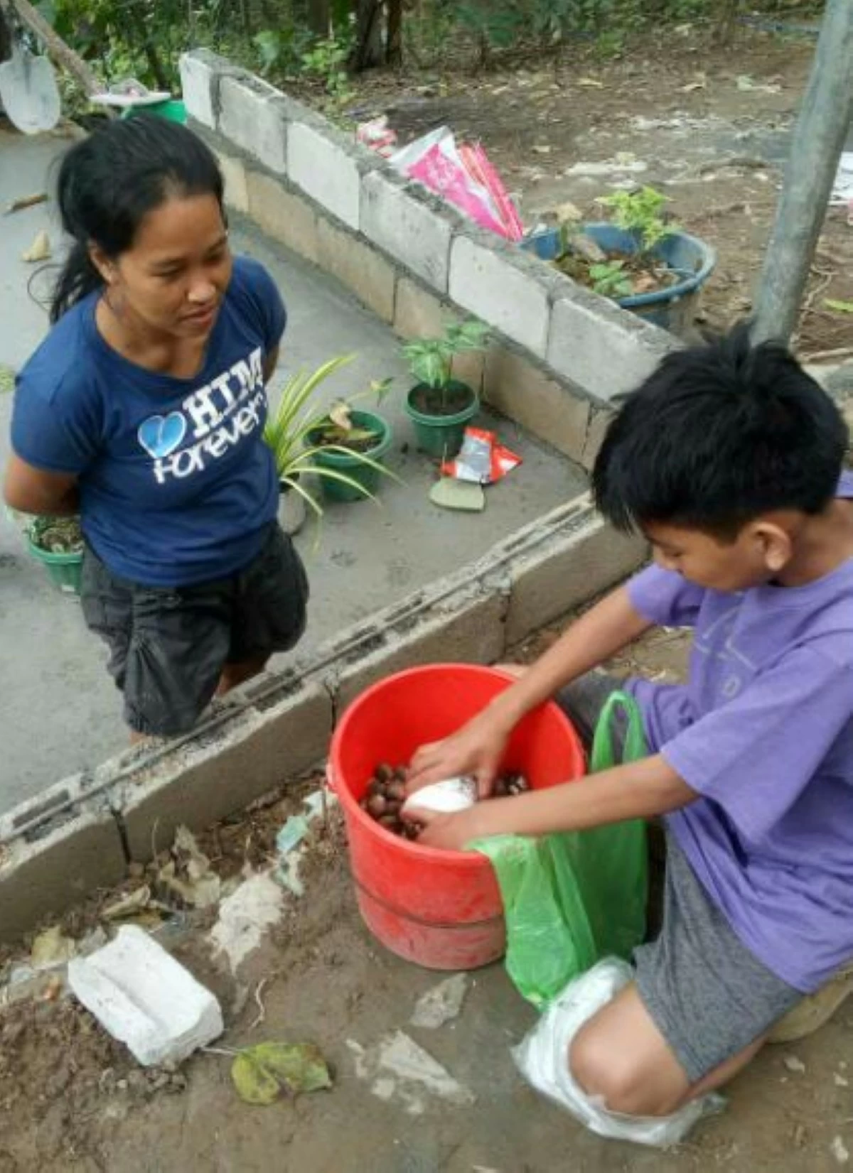 Samuel Ramos selling some food stuff (photo from Antipolo LGU's FB page)