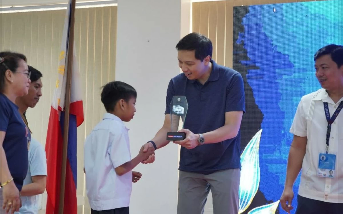 Mayor Jun Ynares hands over a plaque to Samuel Ramos (photo from Jun Andeng Ynares' FB page)