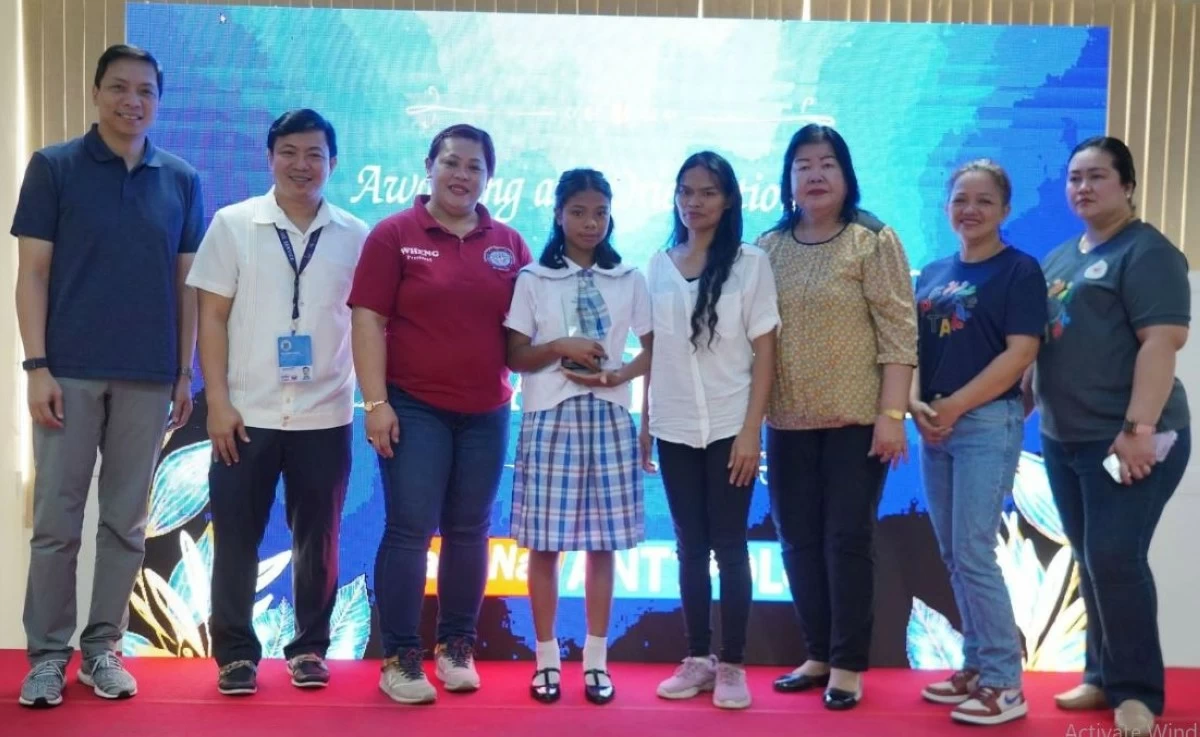 Eliza Ong is flanked by his parents, Mayor Ynares (extreme left), Deped Antipolo Asst. Supt. Dr. Rodrigo Rodriguez (white shirt) and Parents-Teachers Association officials (1st to 3rd from the right)