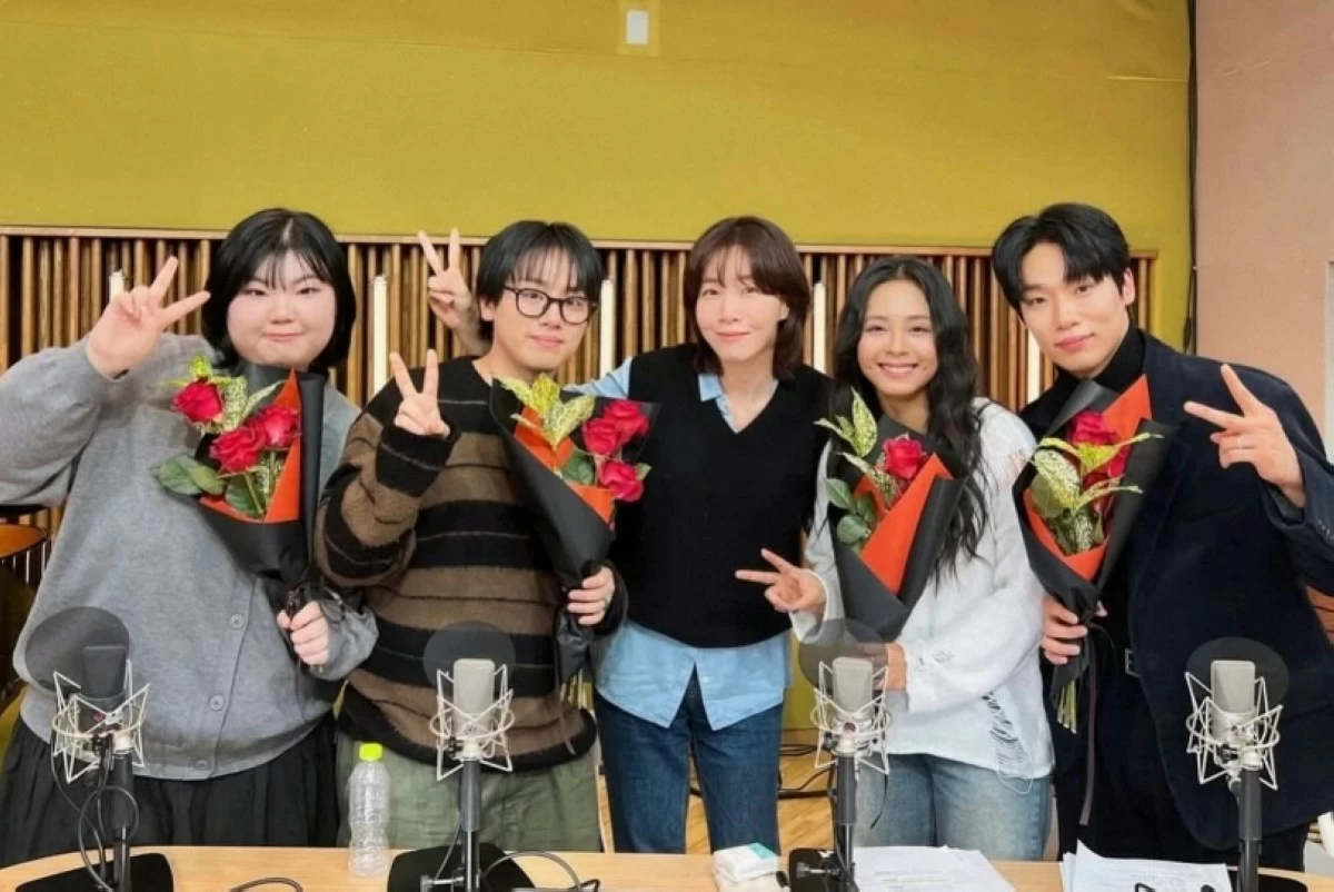 Filipino singer Gwyn Dorado with celebrity judge Kim Eana (center) and fellow contestants Lee Oh-wook, Kim Jae-min and Slowly (Instagram) 

