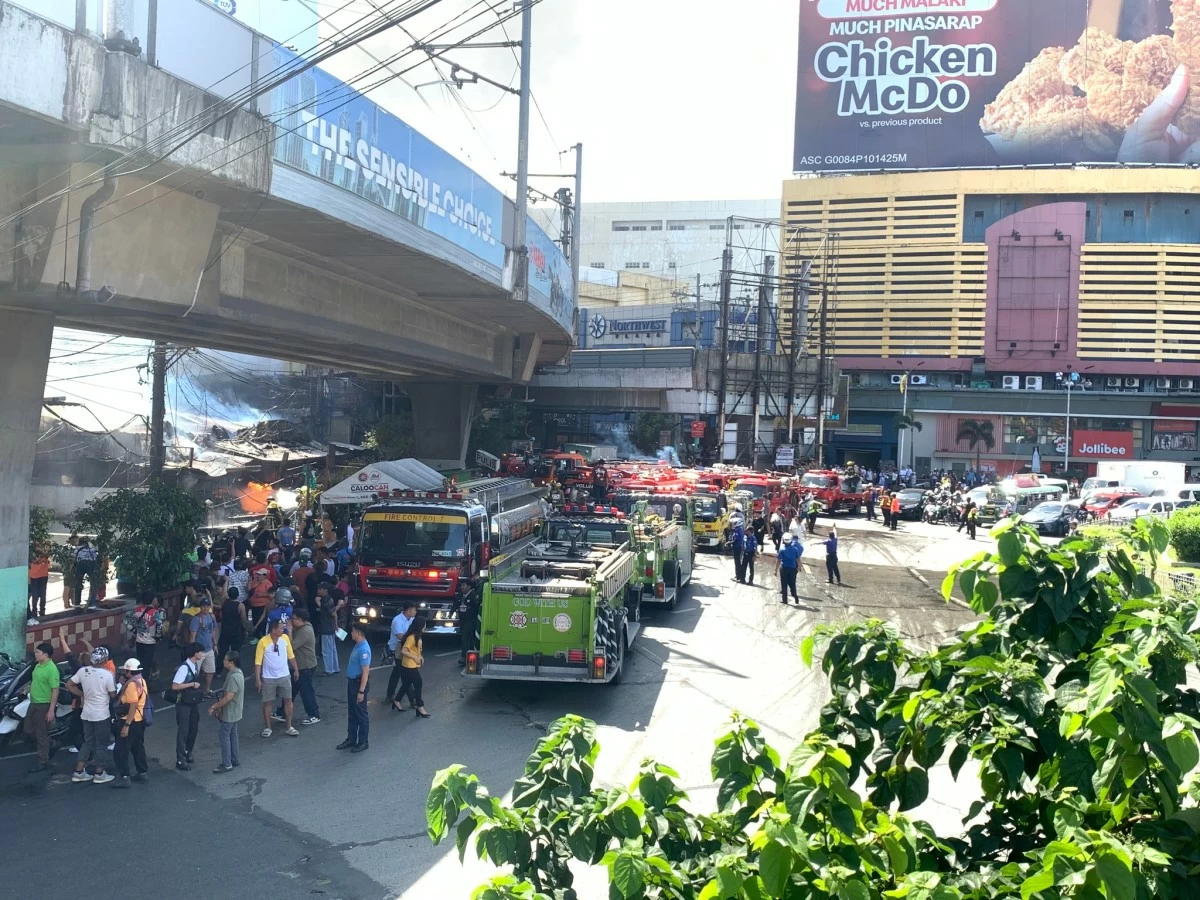 Firefighters, volunteers, and fire trucks respond at the scene. (Photo from Caloocan City’s Public Safety and Traffic Management Department)