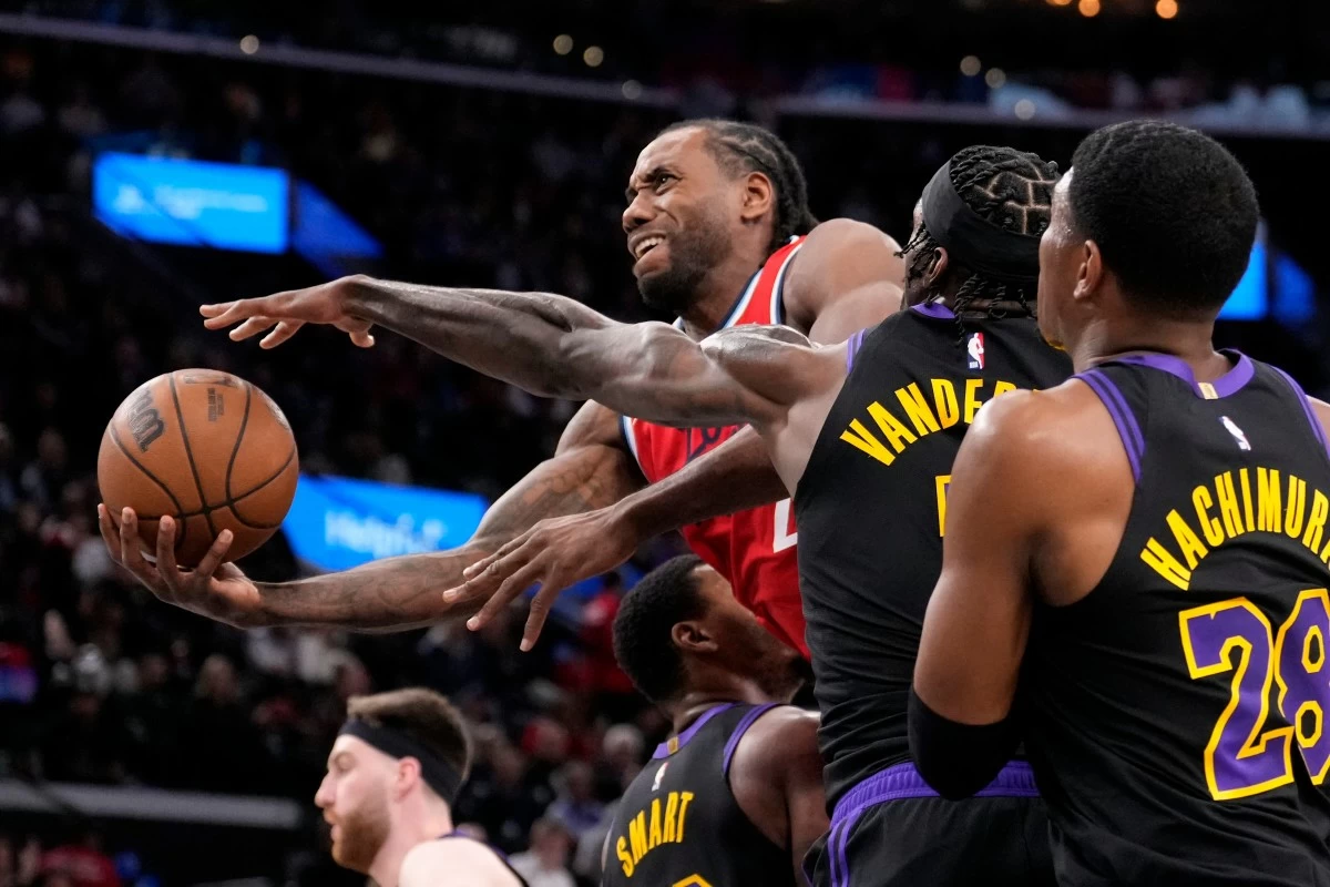 Los Angeles Clippers forward Kawhi Leonard, left, shoots as Los Angeles Lakers forward Jarred Vanderbilt, center, and forward Rui Hachimura defend during the second half of an NBA basketball game Thursday, Jan. 22, 2026, in Inglewood, Calif. (AP Photo/Mark J. Terrill)