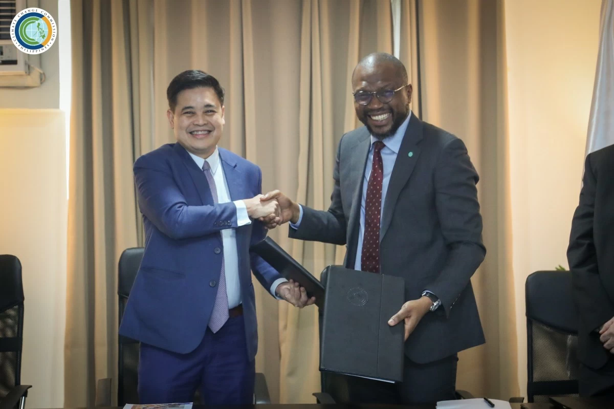 The Climate Change Commission, led by Vice Chairperson and Executive Director Robert E.A. Borje and Deputy Executive Director Atty. Romell Antonio O. Cuenca, signed a Memorandum of Understanding with GGGI officials led by Asia Regional Director Dr. Malle Fofana and Deputy Regional Director and Country Representative Mr. Marcel J. Silvius.