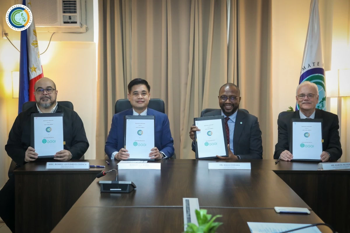 The Climate Change Commission, led by Vice Chairperson and Executive Director Robert E.A. Borje and Deputy Executive Director Atty. Romell Antonio O. Cuenca, signed a Memorandum of Understanding with GGGI officials led by Asia Regional Director Dr. Malle Fofana and Deputy Regional Director and Country Representative Mr. Marcel J. Silvius.