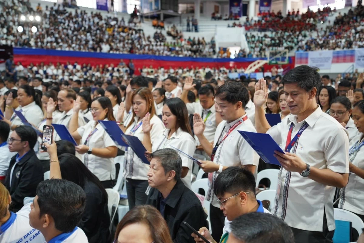 Over 700 public school teachers take their oath in Laoag City, Ilocos Norte as the Department of Education (DepEd) pushes for 100,000 career upgrades by 2026, reinforcing teacher welfare and classroom-based advancement under the Expanded Career Progression (ECP). (DepEd photo)