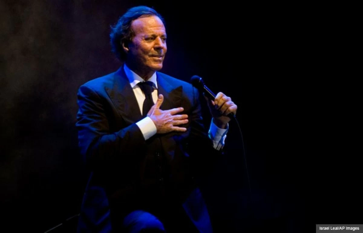 Spanish singer Julio Iglesias performs during a concert in Playa del Carmen, Mexico, Friday, Jan. 30, 2009.
