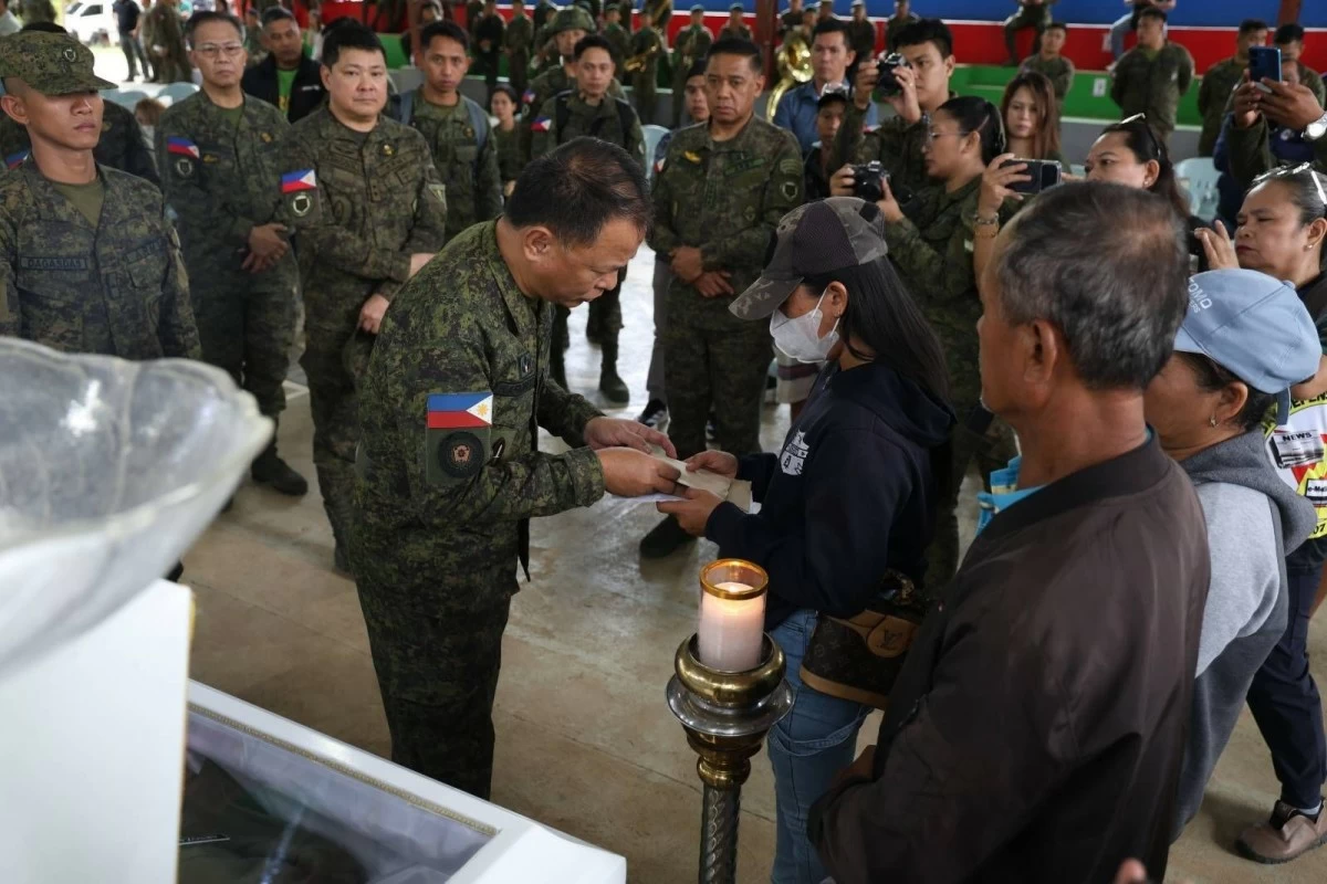 Lt. Gen. Antonio Nafarrete, commanding general of the Philippine Army, hands over assistance to the family of one of the four slain soldiers during an ambush by suspected Dawlah Islamiyah-Maute Group (DI-MG) remnants in Lanao del Norte. Nafarrete accompanied Armed Forces of the Philippines (AFP) Chief of Staff Gen. Romeo Brawner Jr. (behind, center) during their visit to the province on Jan. 24, 2026. (Photo: Philippine Army)
