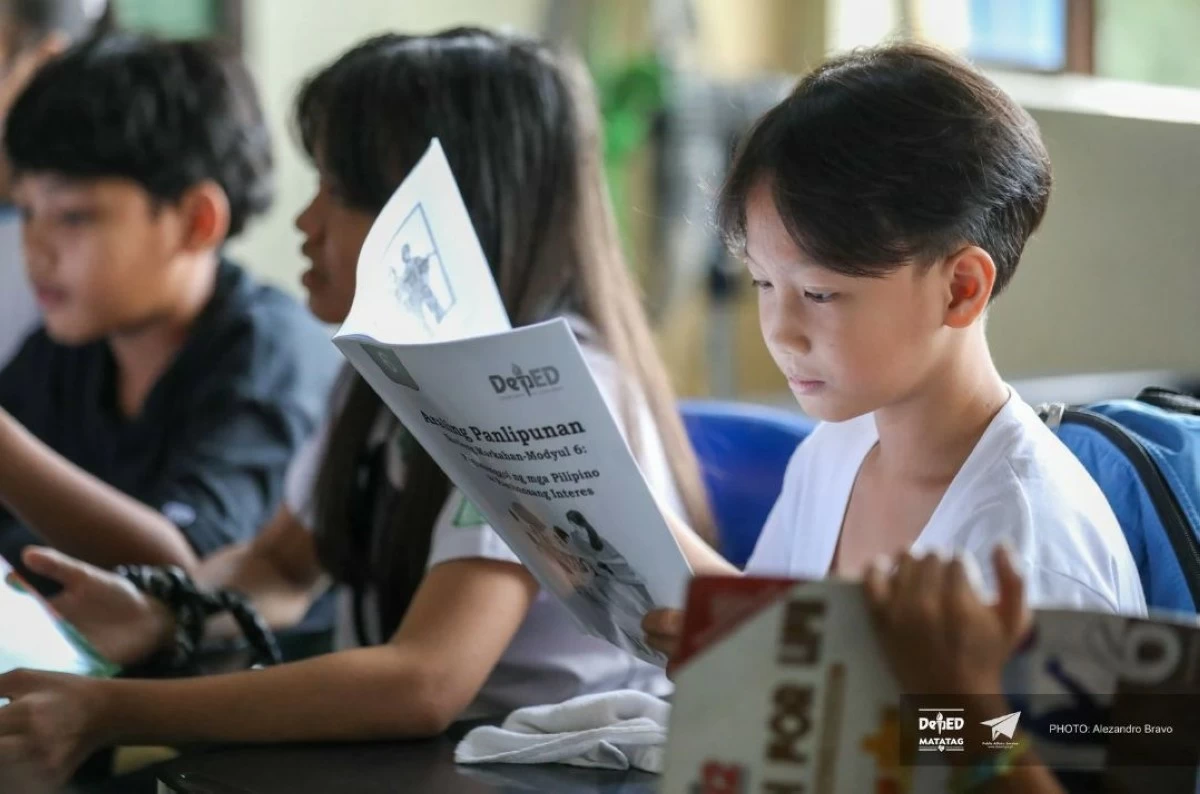 The early success of DepEd’s ARAL Program, EDCOM 2 said, offers a hopeful glimpse into what sustained investment and focused intervention can achieve. (DepEd / file photo)