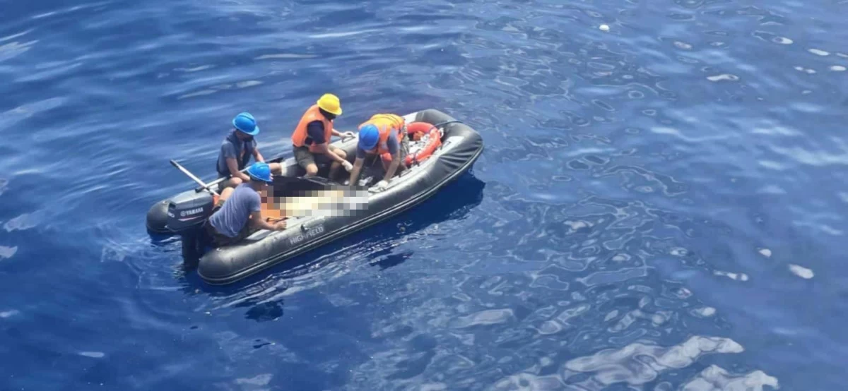 Philippine Navy (PN) personnel onboard a rubber boat equipped with cadaver bags carefully recover bodies floating in the waters southwest of Balut Island in Davao Occidental on Jan. 24, 2026. The bodies are believed to be passengers of the sunken motorbanca MBCA Amejara. (Photo: PN)