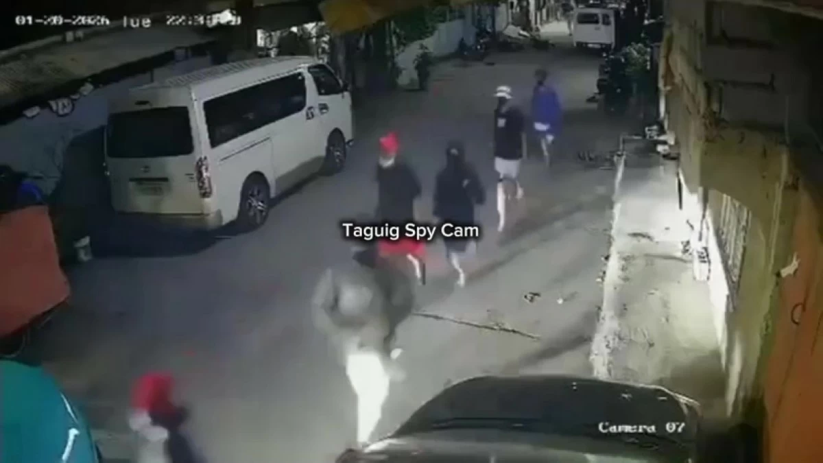 A group of male individuals seen in CCTV footage walking in Barangay Central Signal, Taguig (Screenshot from Taguig Spy Cam video on Facebook) 