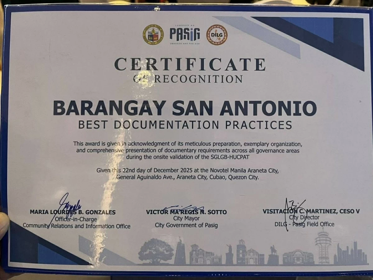 Barangay Chairman Raymond Lising, along with other barangay officials, accepts the Seal of Good Local Governance for Barangay (SGLGB) after Barangay San Antonio passed all seven governance areas and received a Special Award for Best Documentation Practices from the Department of the Interior and Local Government. Pasig City Mayor Vico Sotto and Vice Mayor Dodot Jaworski were present during the awarding ceremony on Dec. 22, 2025, at the Novotel Manila Araneta City in Cubao, Quezon City. (Photos from Barangay San Antonio)