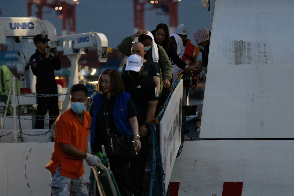 China transfers 17 crew members of sunken M/V Devon Bay to PCG