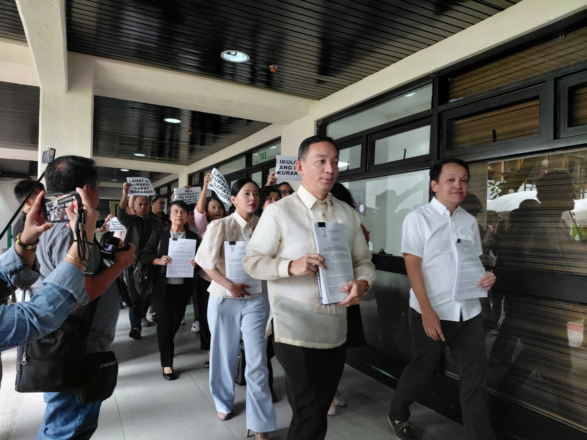 ACT Teachers Party-list Rep. Antonio Tinio (center) brings the impeachment complaint to the secretary general's office (Ellson Quismorio/ MANILA BULLETIN)