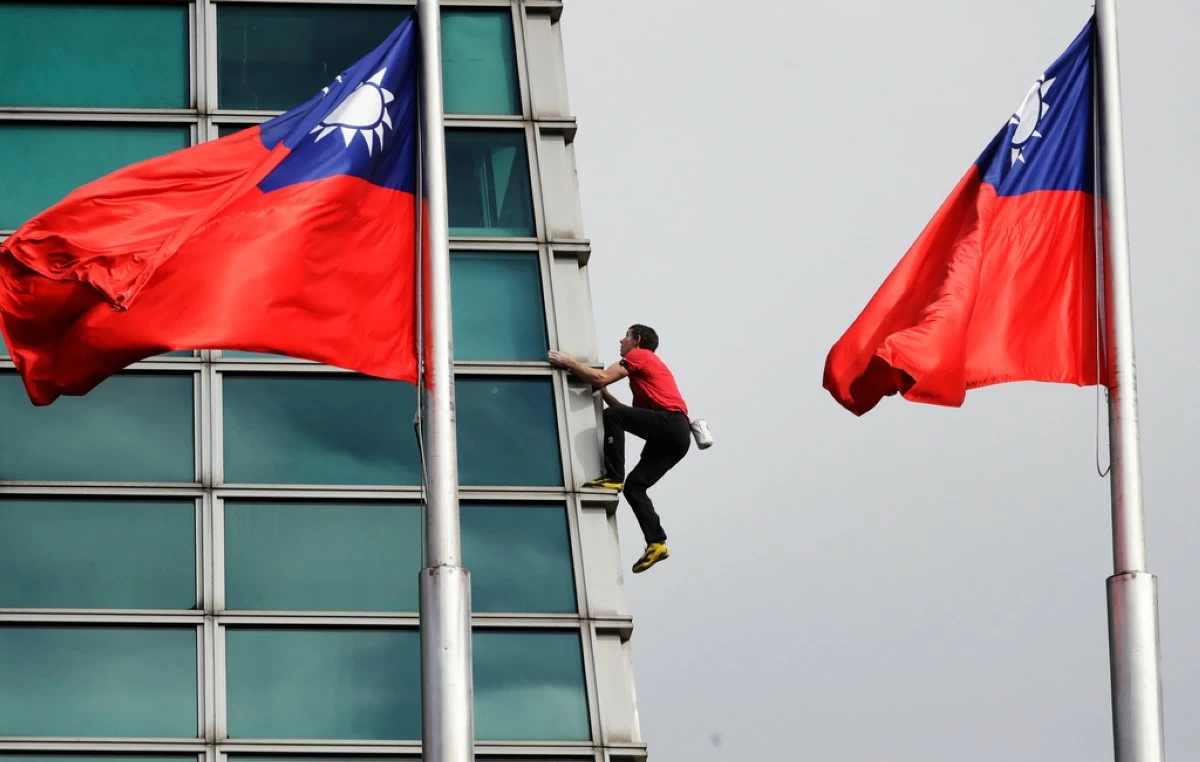 Rock climber Alex Honnold, of the U.S., performs a free solo climb of the Taipei 101 skyscraper in Taipei, Taiwan, Sunday, Jan. 25. 2026. (AP Photo/Chiang Ying-ying)