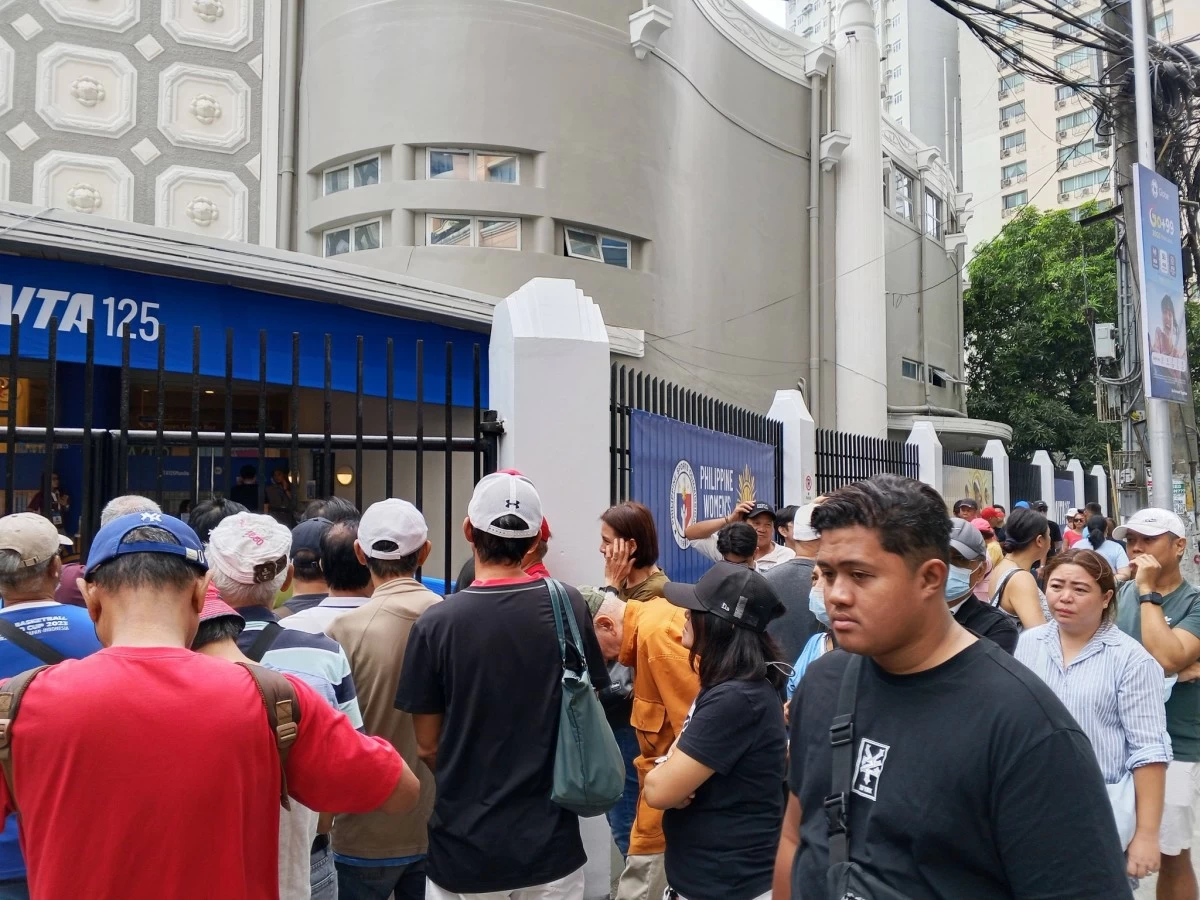 Fans line up for the opening round of the WTA 125 Philippine Women's Open at the historic Rizal Memorial Sports Complex in Manila. (Mark Rey Montejo)