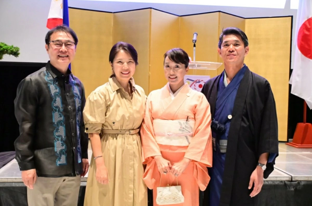 Korea Ambassador Lee Sang-Hwa and spouse Mme. Lee Eun Hwa with Mme. Akiko Endo and spouse Japanese Ambassador Endo Kazuya