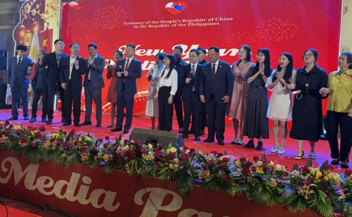 Ambassador Jing Quan delights guests as he showcased his singing talent.

