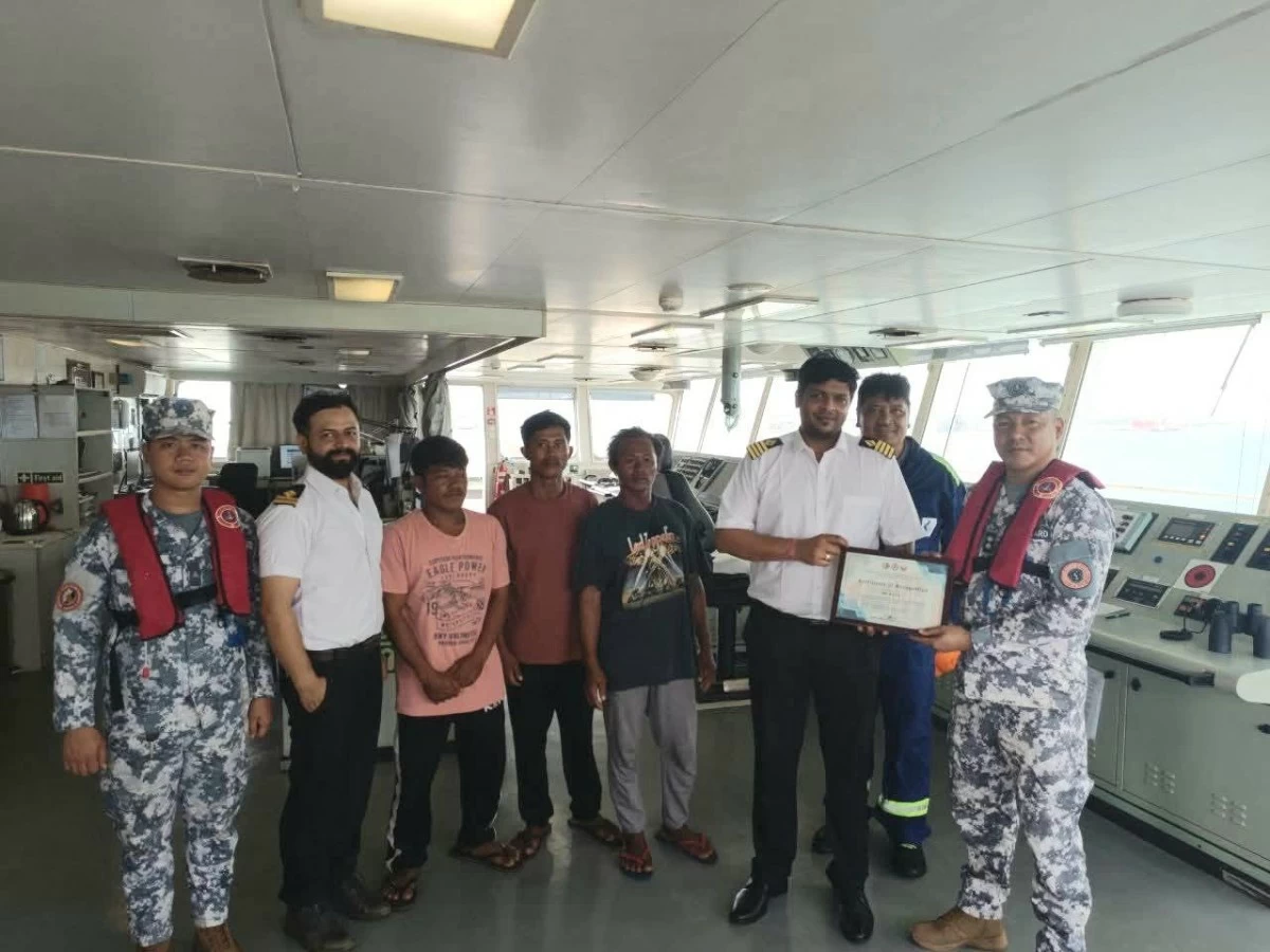 THE Coast Guard District Western Visayas (CGDWV) cites a Singaporean-flagged bulk carrier for saving three fishermen from Negros Occidental in the Sulu Sea on Sunday, Jan. 25. (CGDWV)