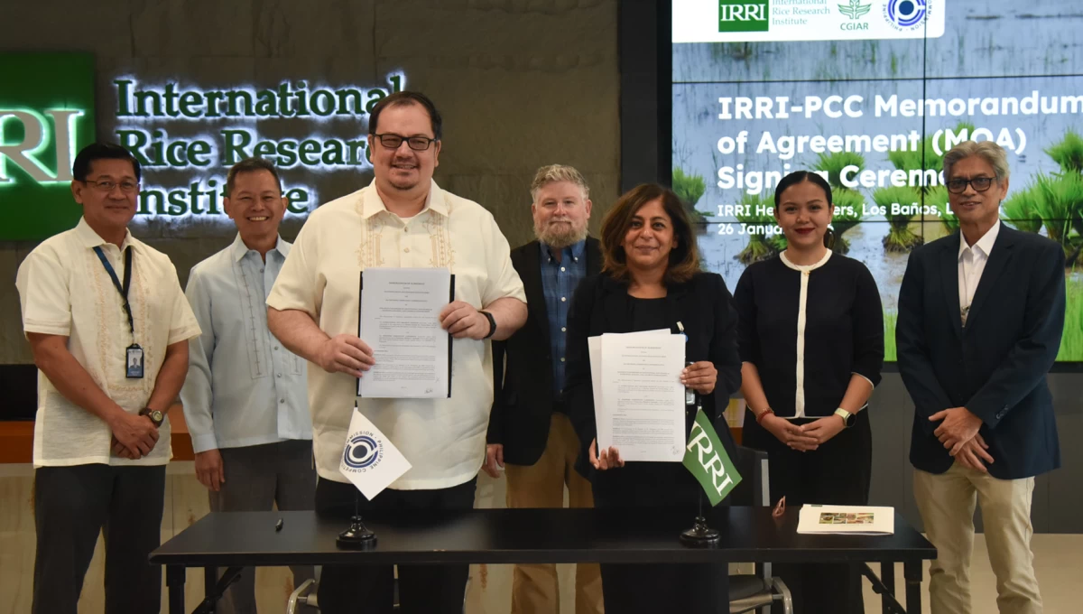 
(Left foreground) PCC chairperson Michael Aguinaldo and IRRI Director General Yvonne Pinto (PCC photo)
