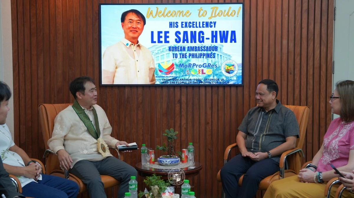 ILOILO Gov.Arthur Defensor Jr. and South Korean Ambassador Lee Sang-Hwa.  (Iloilo Capitol PIO)