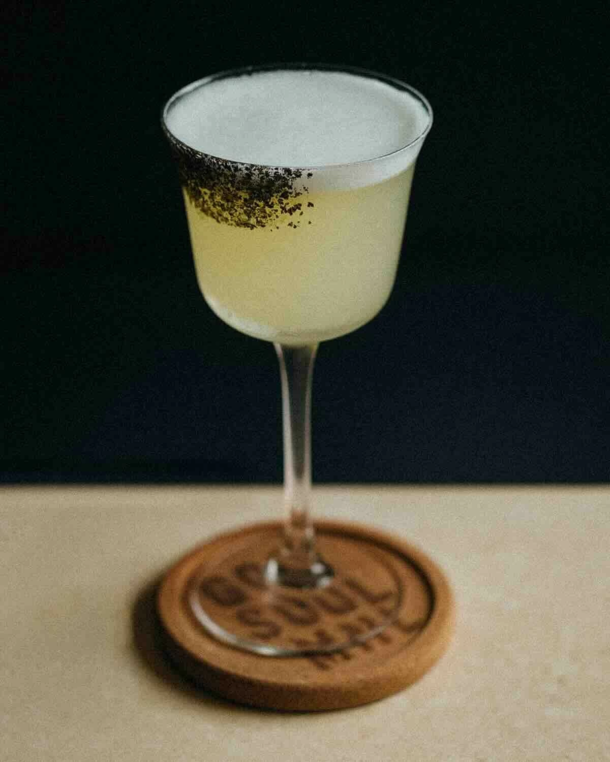 BRIGHT NOTES The Acid Jazz cocktail blends gin, calamansi, honey, and soda