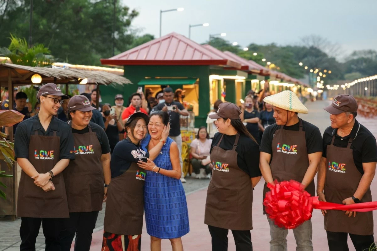 First Lady Liza Araneta-Marcos leads the cutting of the ribbon during the turnover ceremony of the vendor kiosks at the Pasig Esplanade in Manila on Jan. 27, 2026. (Noel Pabalate/PPA)