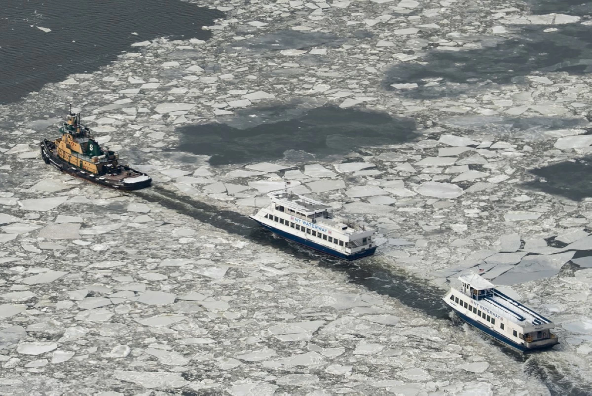New York Waterway ferries move as ice floats on the Hudson River seen from the Edge sky deck at Hudson Yards, Tuesday, Jan. 27, 2026, in New York. (AP Photo/Yuki Iwamura)