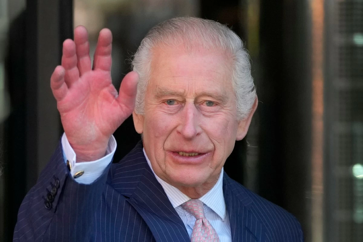 FILE -Britain's King Charles III waves as he arrives for a visit to University College Hospital Macmillan Cancer Centre in London, Tuesday, April 30, 2024. (AP Photo/Kin Cheung, File)