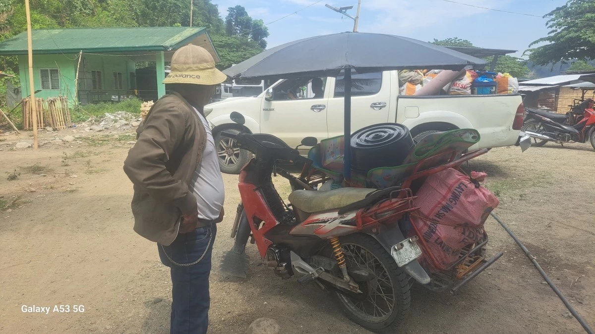 
PEOPLE flee fighting between soldiers and Dawlah Islamiyah (DI) in Barangay Tuayan Mother, Datu Hoffer Ampatuan, Maguindanao del Sur on Tuesday. (Chairman Datu Mowen Ampatuan FB)

