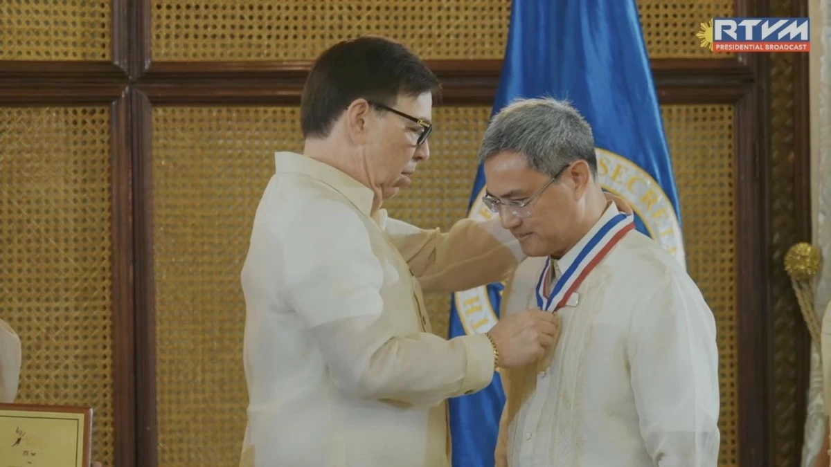 City Administrator (CA) Alimurung received the award from Executive Secretary Ralph Recto (Quezon City government facebook page)