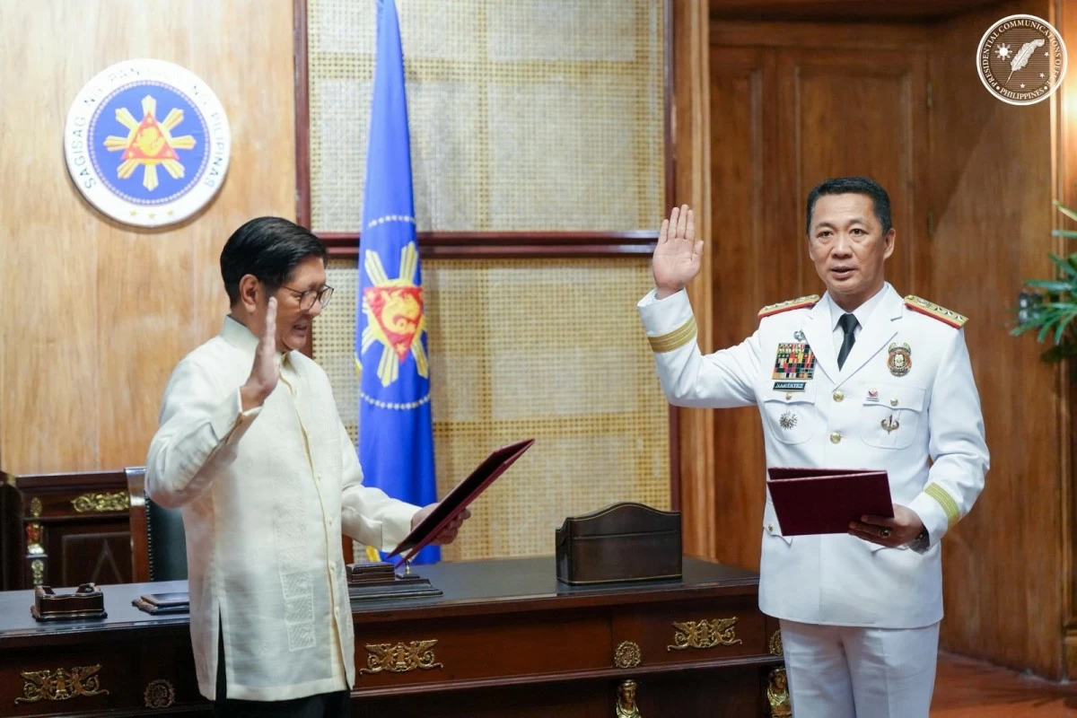 President Ferdinand R. Marcos Jr. administers the oath of office to General Jose Melencio C. Nartatez Jr. as full-fledged Chief of the Philippine National Police (PNP) in a formal ceremony held at the Malacañan Palace on Jan. 28, 2026. (Photo courtesy of PCO)