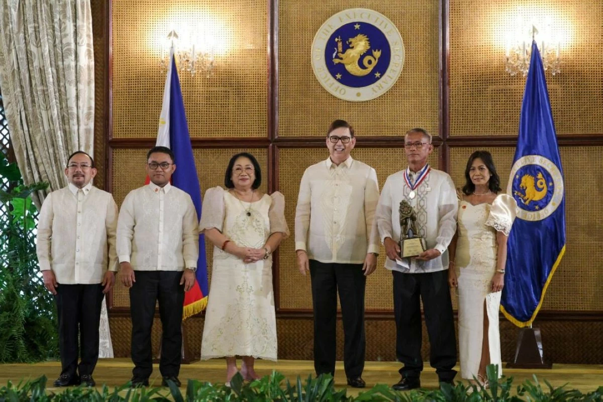 GAWAD Lingkod Bayani awardee Cornelio ‘Kune’ T. Mabera (second from right) with Executive Secretary Ralph Recto and Civil Service Commission (CSC) officials.  (PPA)