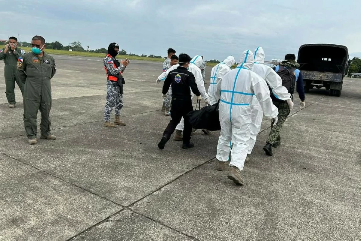
RESPONDERS transport cadavers from a sunken vessel upon arrival in Davao City on Sunday. (PDRRMO Davao Occidental photo) 
