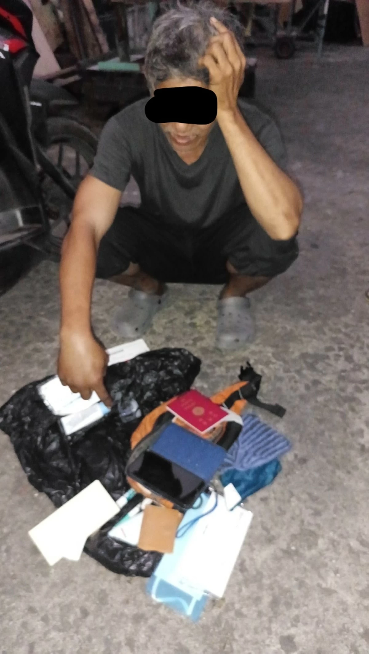 Police take into custody a 49-year old man who was tagged as in the robbery involving a 62-year old Japanese tourist in Parañaque City. (photo: PNP) 