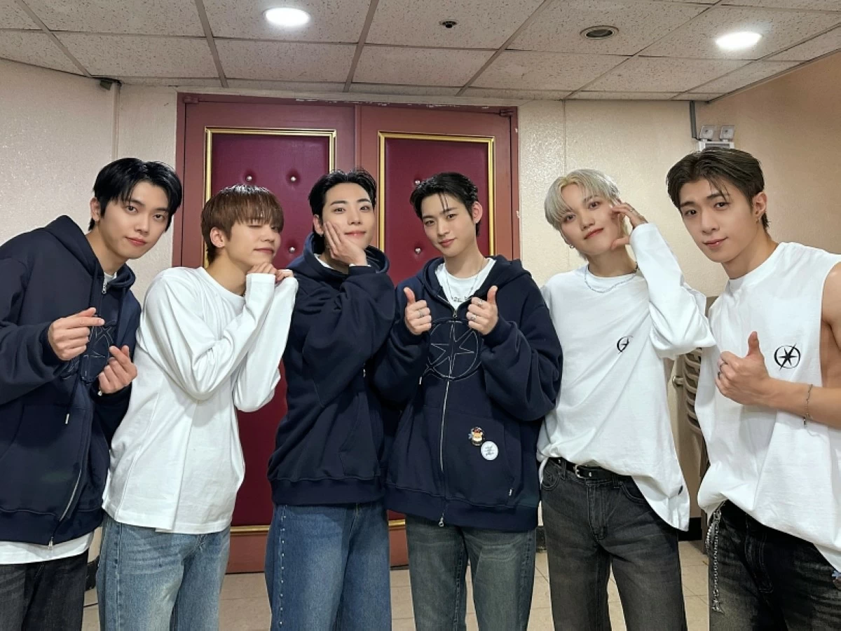 K-pop boy band ONF (X)