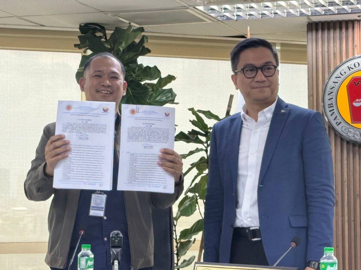 Napolcom vice chairman and chief executive officer Rafael Vicente Calinisan and Napolcom director Esman Pares show the charge sheet against 12 policemen linked to the case of missing cockfighters whose bodies were allegedly dumped into the Taal Lake. 