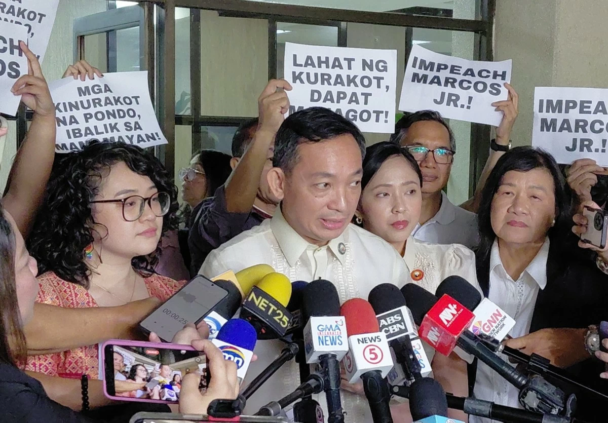 ACT Teachers Party-list Rep. Antonio Tinio (center) and the rest of the Makabayan bloc (Ellson Quismorio/ MANILA BULLETIN)