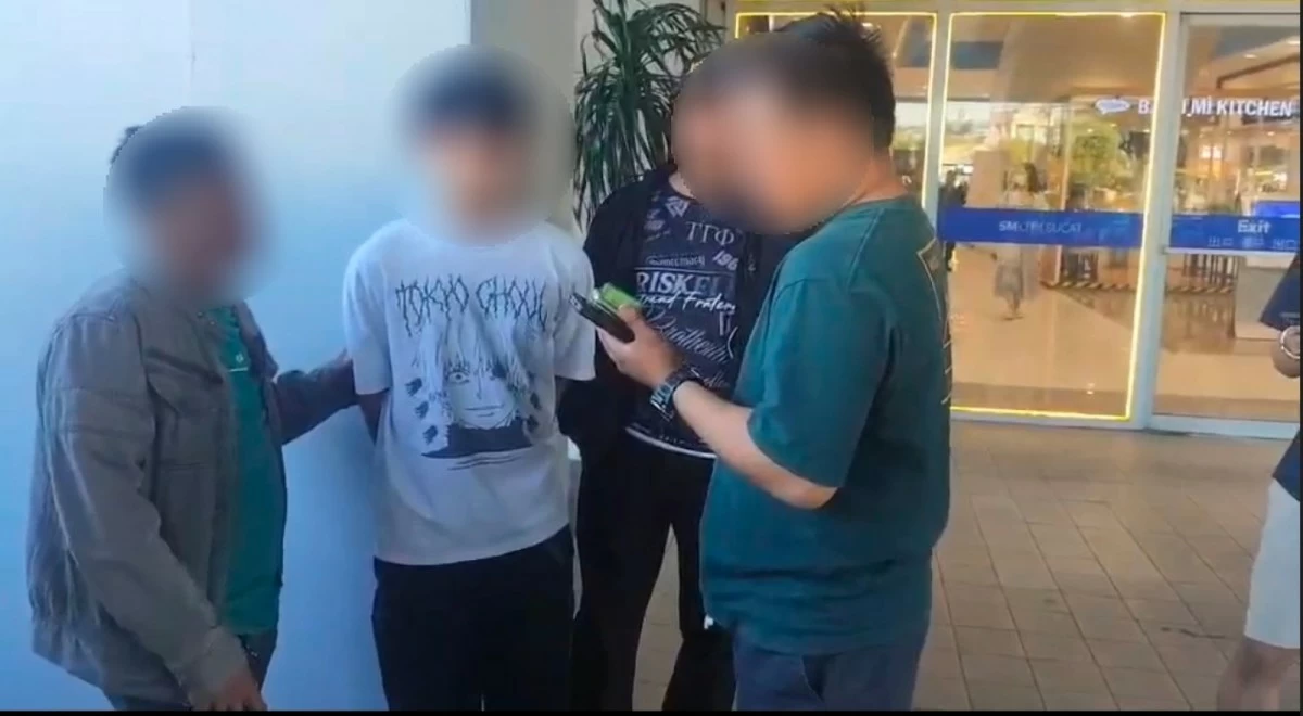 The arrested suspect wearing white t-shirt (Photo from SPD)