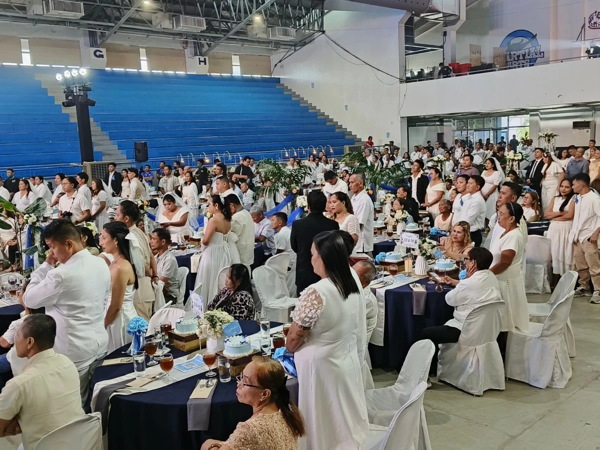 One hundred couples exchange their vows during the Kasalang Lungsod on Thursday, Jan. 29. (Photo by Hannah Nicol/MANILA BULLETIN)