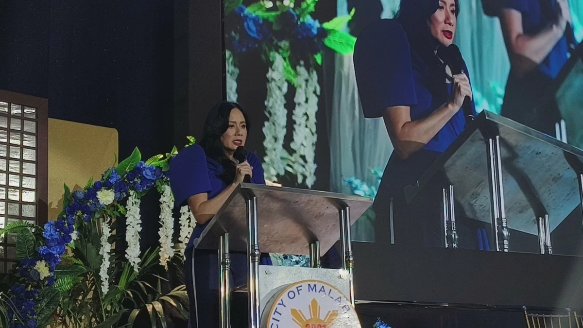 Mayor Jeannie Sandoval officiated the mass wedding on Thursday. (Photo by Hannah Nicol/MANILA BULLETIN)