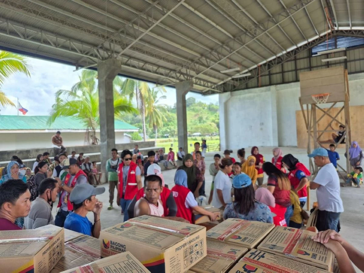 
DISPLACED residents in Lebak, Sultan Kudarat receive food aid from the government. (DSWD-12)
